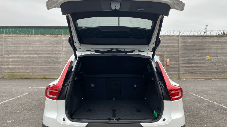 Volvo XC40 2.0 B3P Ultimate Dark 5dr Auto Petrol Estate